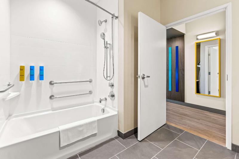 King Room with Bath Tub - Mobility Access image 1