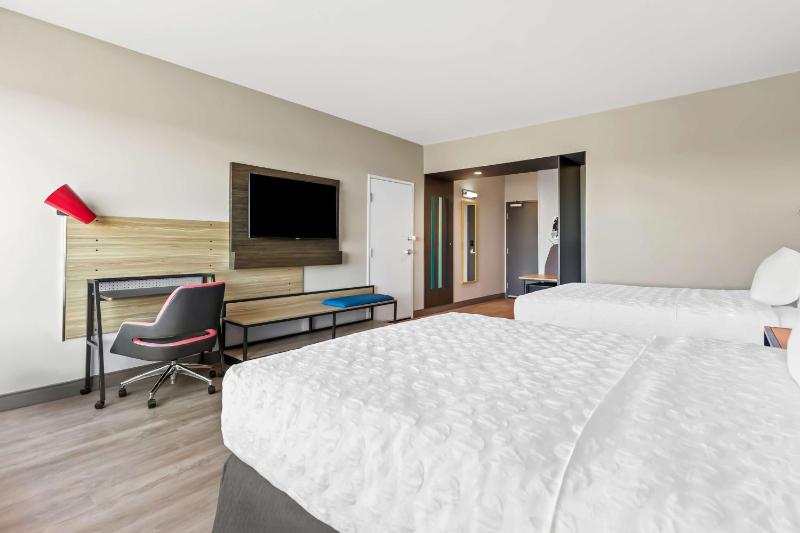 Queen Room with Two Queen Beds - Hearing Access image 3