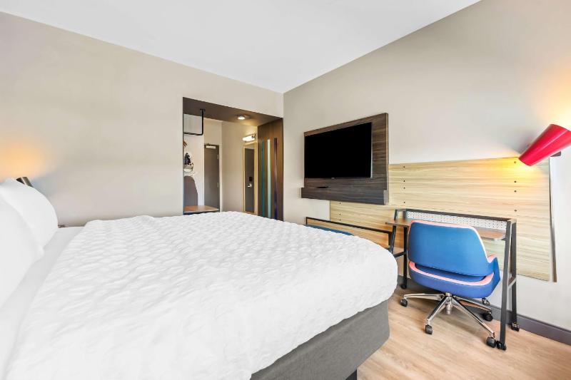 King Room with Walk-In Shower image 4