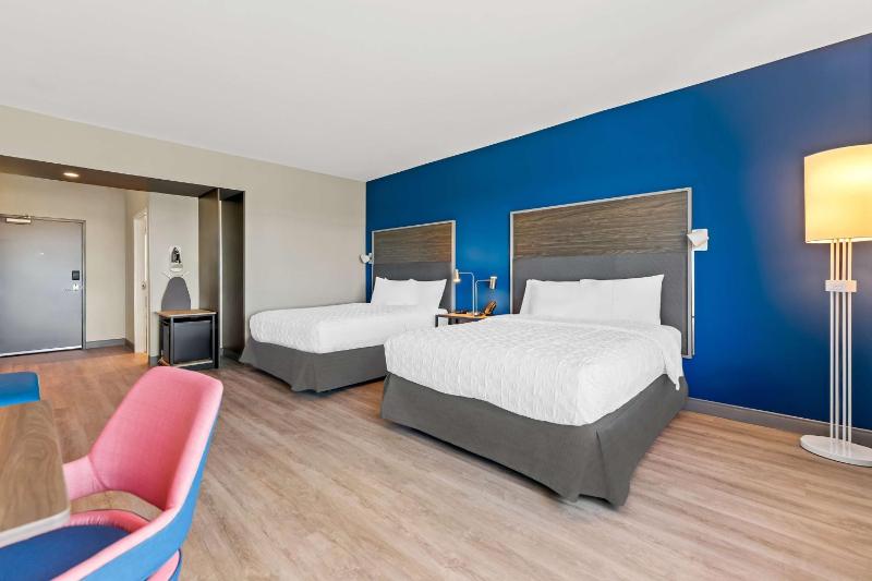 Queen Room with Two Queen Beds - Hearing Access image 2
