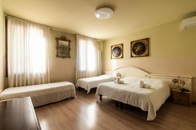 Quadruple Room image 2