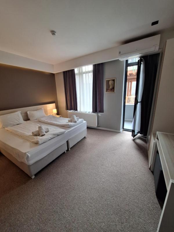 Standard Double or Twin Room with Balcony image 2