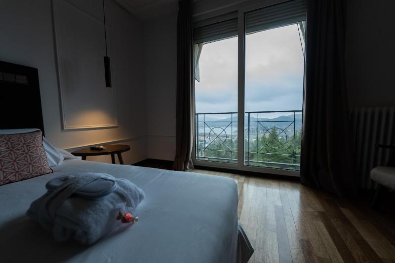 Twin Room with Lake View image 1