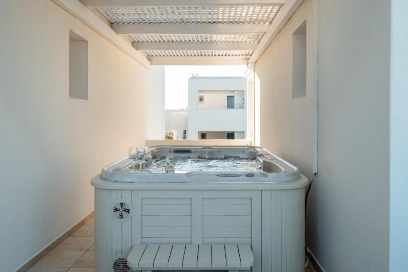 Deluxe Suite with Sea View and Hot Tub (2 Adults +3 Children) image 1