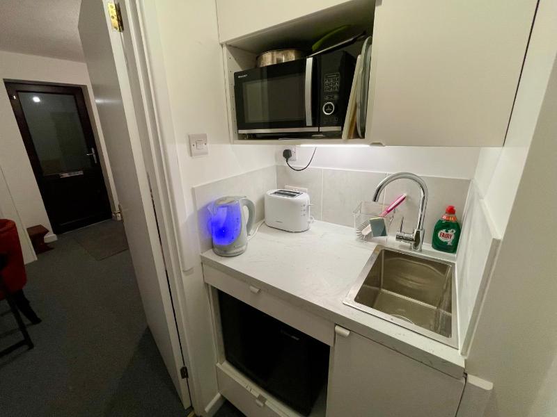 Vernon Place town centre Vernon Cottage 3-bed with parking 1A Vernon Court 2-bed with parking 1B studio no parking off the High Street next to Sandford Park - image 48