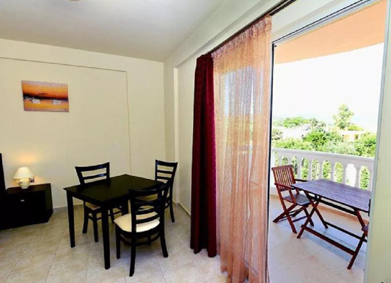 Family & Friends Suite Private Patio image 3