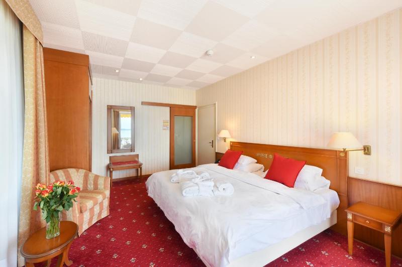 Deluxe Double or Twin Room with Lake View image 4