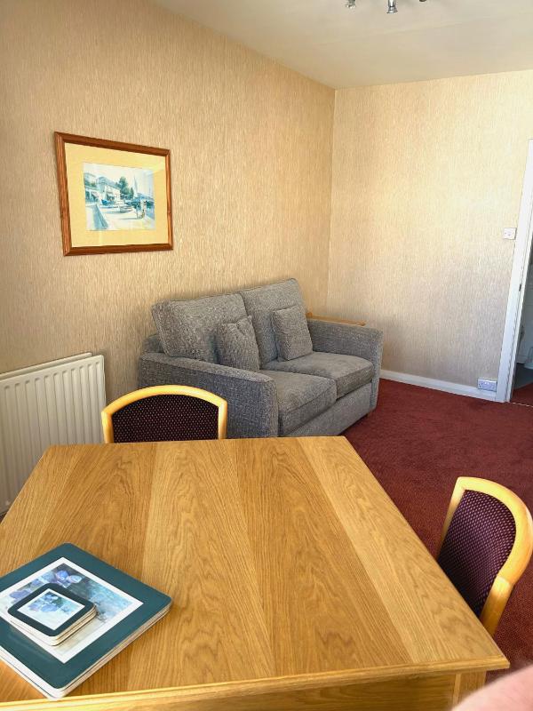 One-Bedroom Apartment image 3