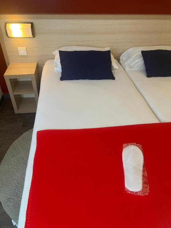 Twin Room image 3