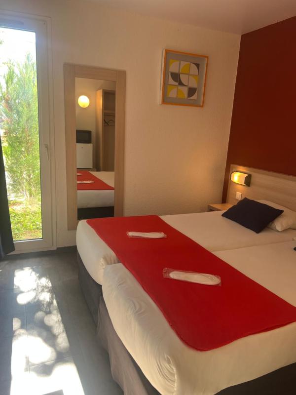 Twin Room image 4