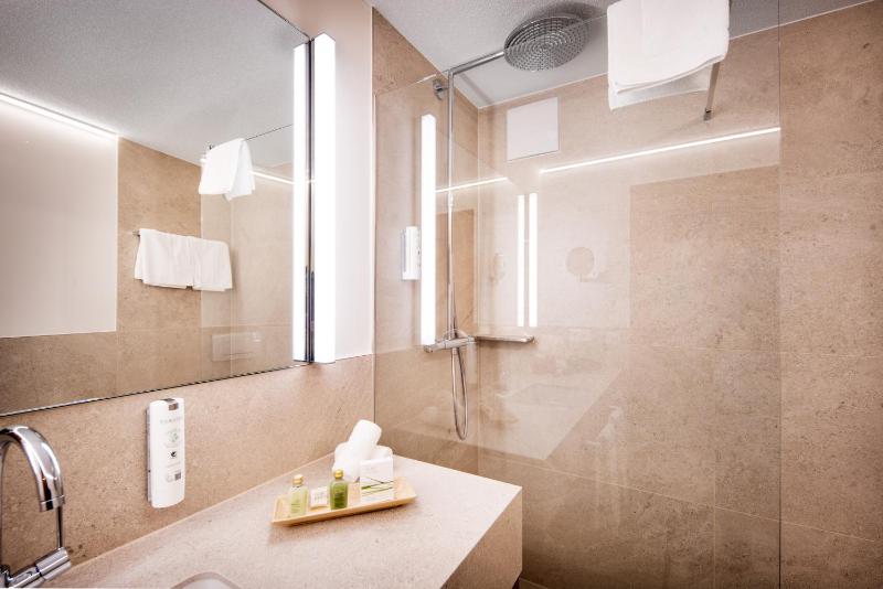 Deluxe Room with Balcony / Terrace image 4