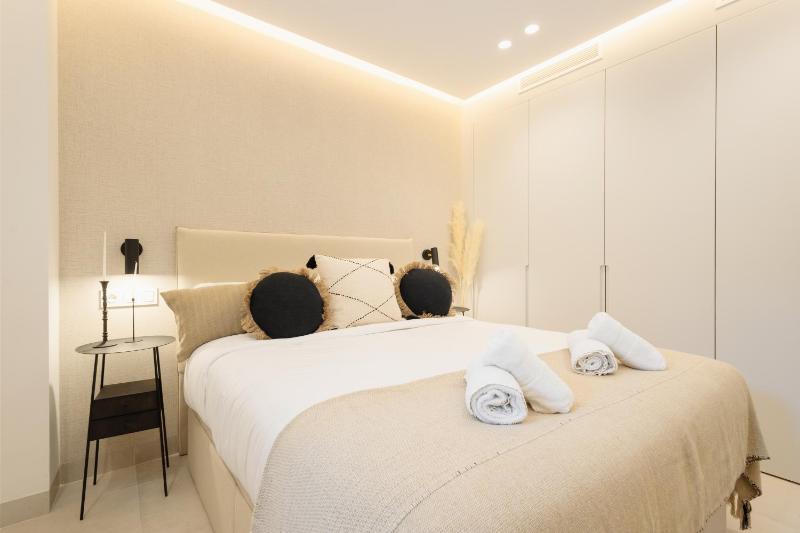 Modern first floor apartment with private terrace garden and barbecue in first line of Aloha Golf in Nueva Andalucía - image 8