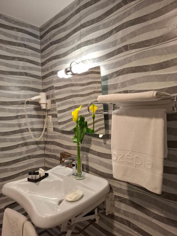 King Room - Disability Access image 2