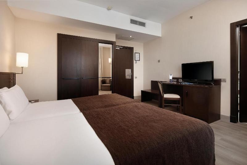 Twin Room image 4