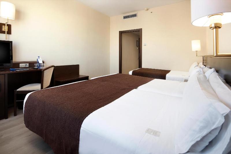 Twin Room with Extra Bed (3 Adults) image 1