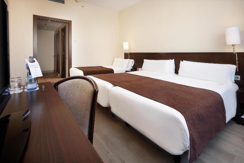 Twin Room with Extra Bed (3 Adults) image 3