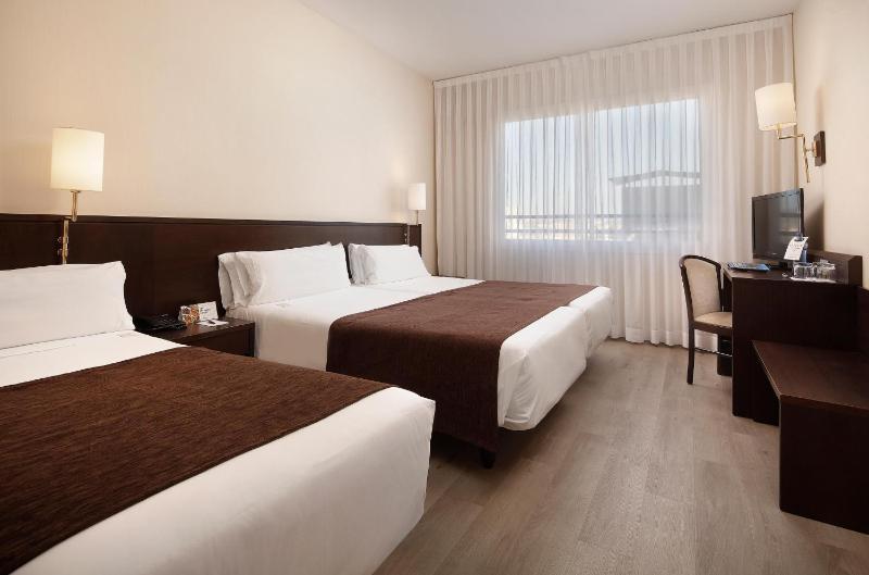 Twin Room with Extra Bed (3 Adults) image 4
