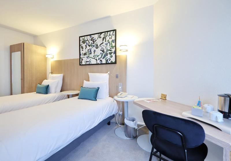 Standard Room with Two Zip Beds image 3