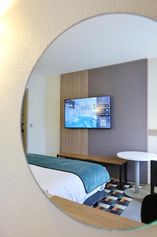 2 Adjacent Rooms (non-communicating) image 2