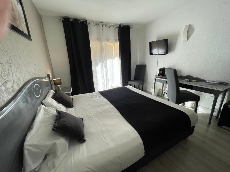 Superior Room with Garden - Ground Floor image 2