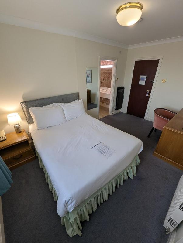 Single Room with Double Bed image 3