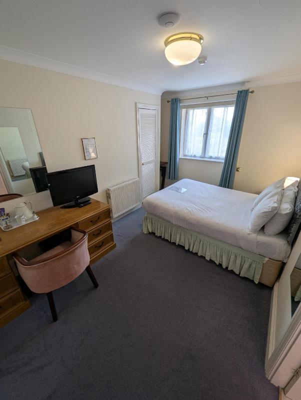 Single Room with Double Bed image 4