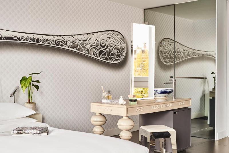 Queen Room with Canal View image 3