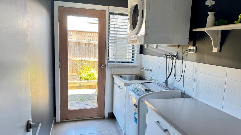 Coastal Tones - Designer Beach house - Pets Welcome - Huge Yard - Walk to Beach - image 13
