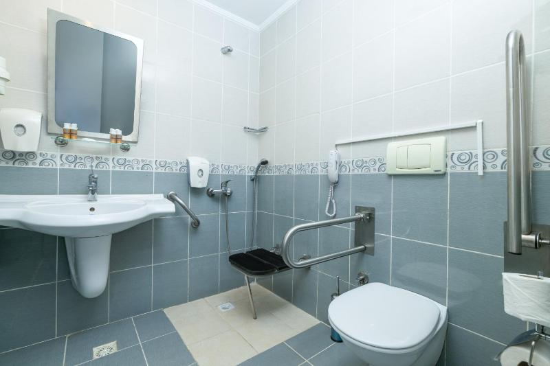 Standard Double or Twin Room with Garden View image 4