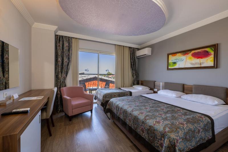 Standard Double or Twin Room with Garden View image 3