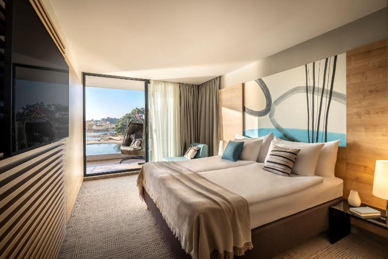 Suite for 2+3 Seaview image 1