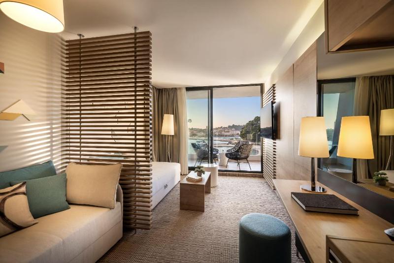 Suite for 2+3 Seaview image 4