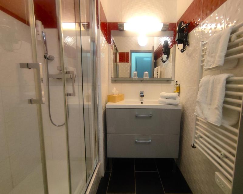 Standard Double Room image 4
