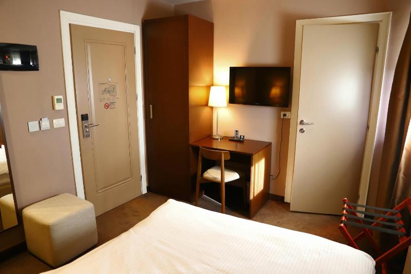 Standard Single Room image 3