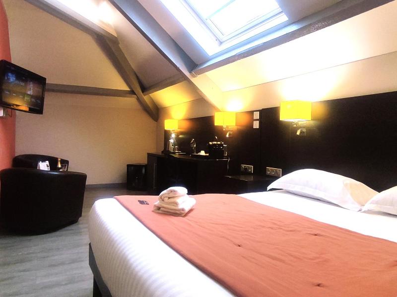 Deluxe Double Room image 3