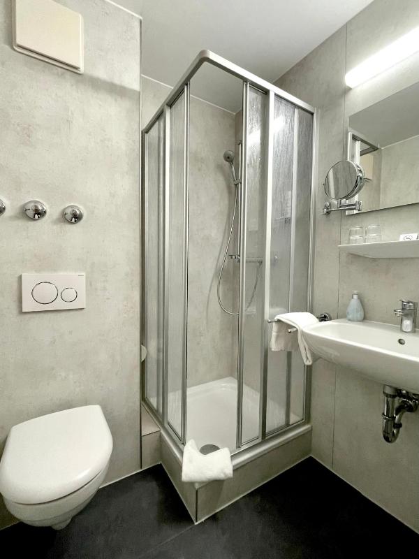 Premium Queen Room image 3