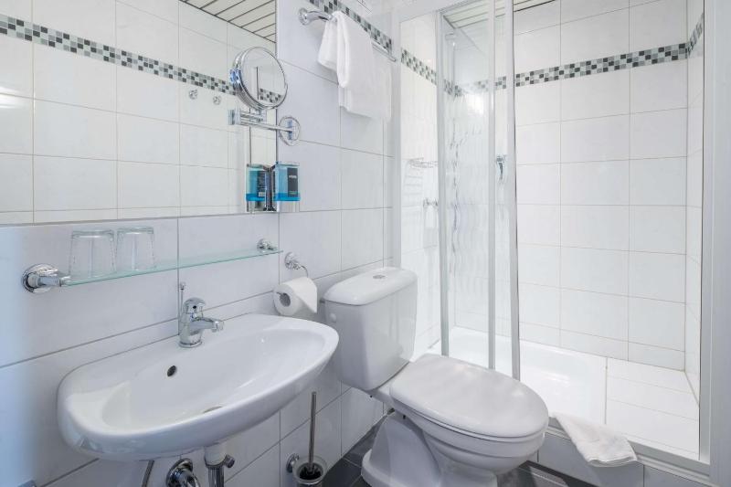 Classic Double Room image 4
