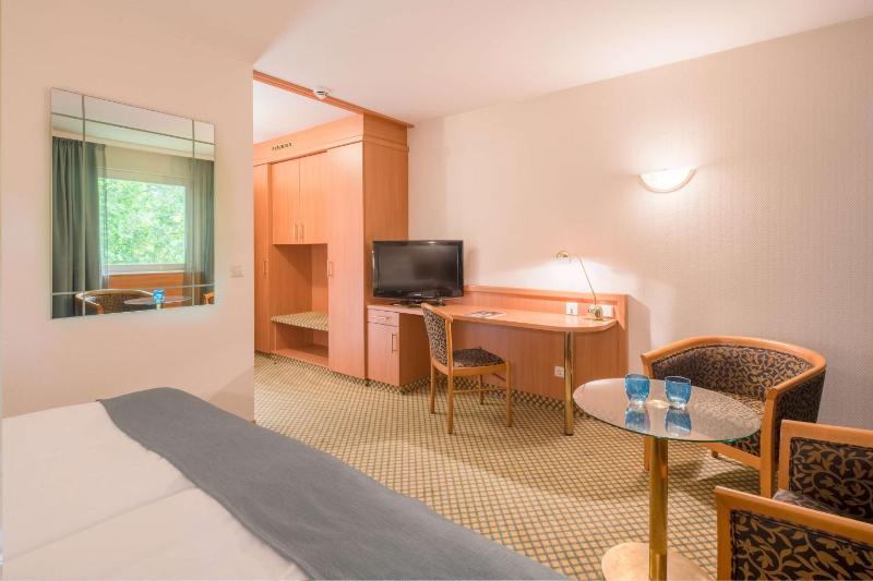 Standard Double Room image 3