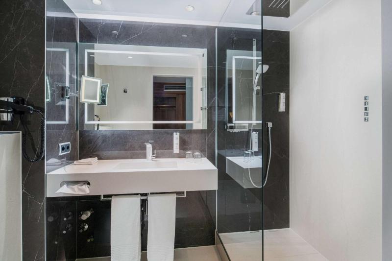 Business Double Room with Double Bed image 4