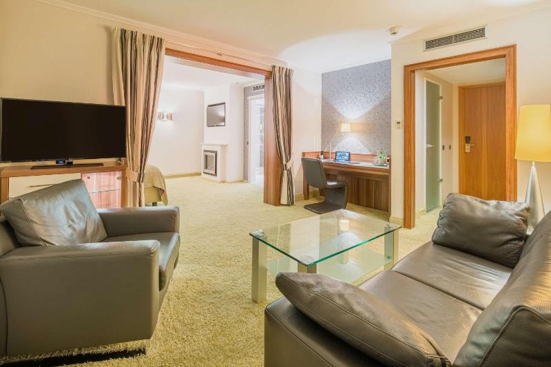 Deluxe Double Room with Double Bed image 1