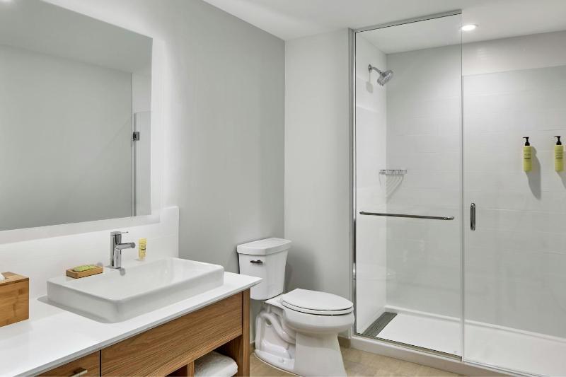 One-Bedroom Executive King Suite with Sofa Bed image 3