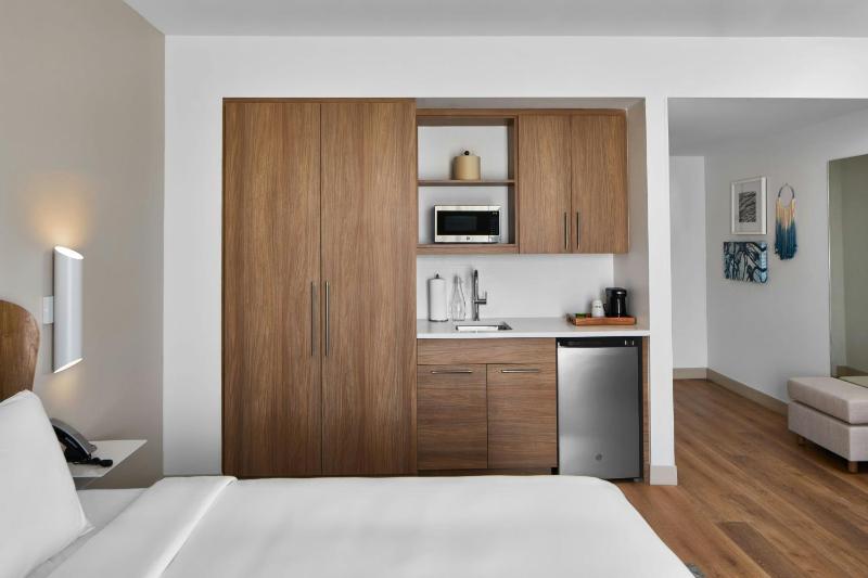 Standard King Room image 4