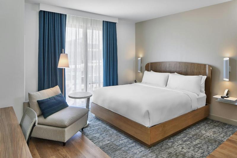 Standard King Room image 1