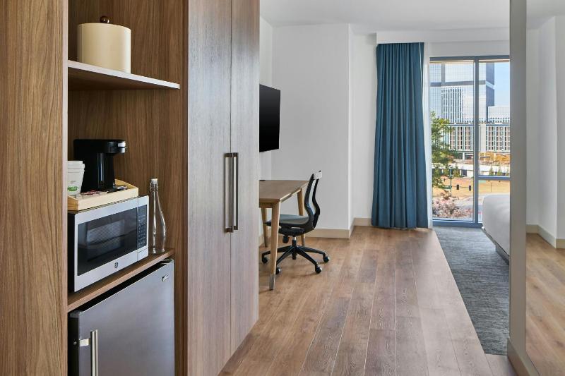 Standard King Room image 3