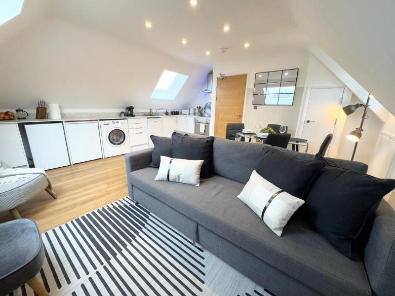 Contemporary 2-Bed Penthouse Central Stay! - image 22