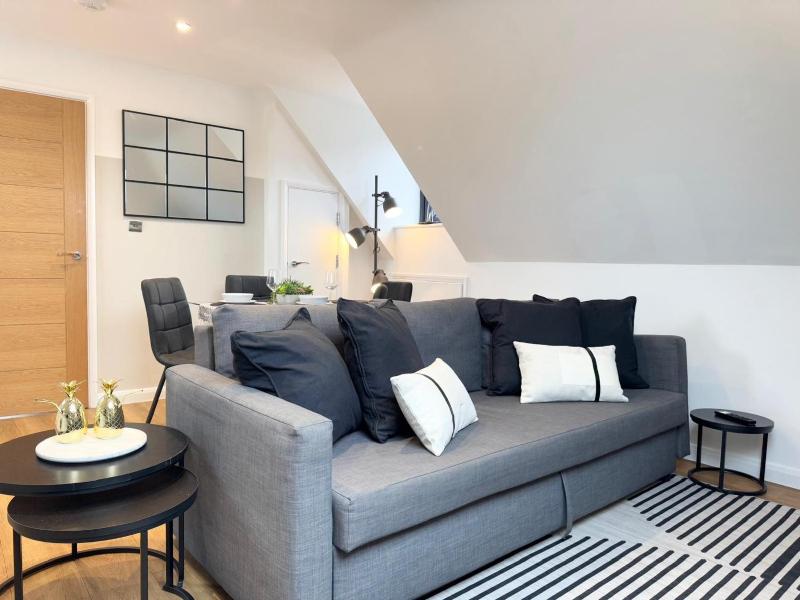 Contemporary 2-Bed Penthouse Central Stay! - image 18