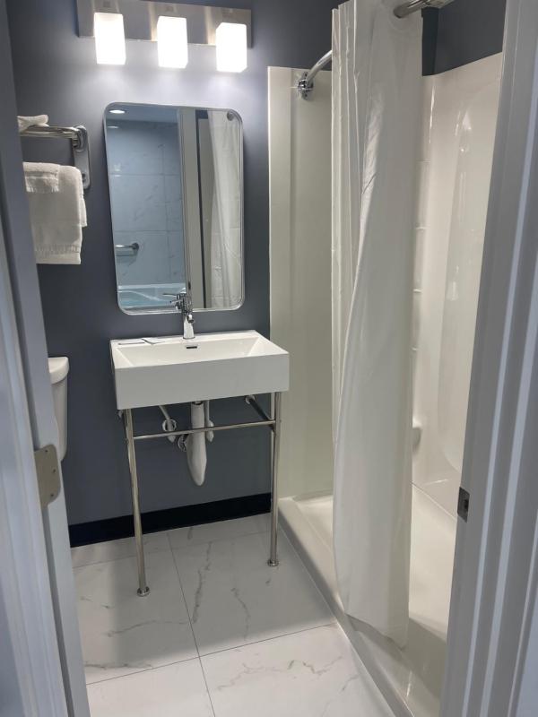 Queen Suite with Spa Bath image 2
