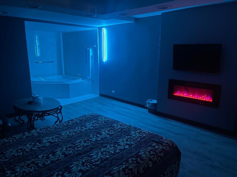 Queen Suite with Spa Bath image 1