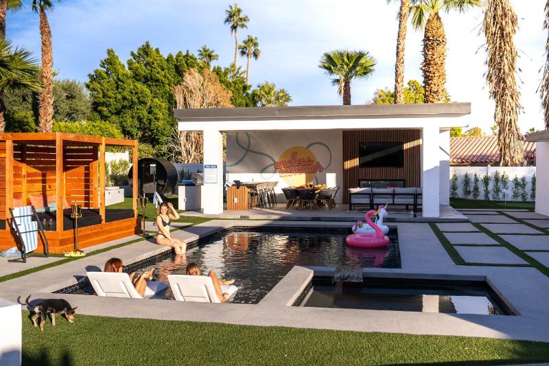 Sauna-BBQ-Golf-HeatedPool - image 1