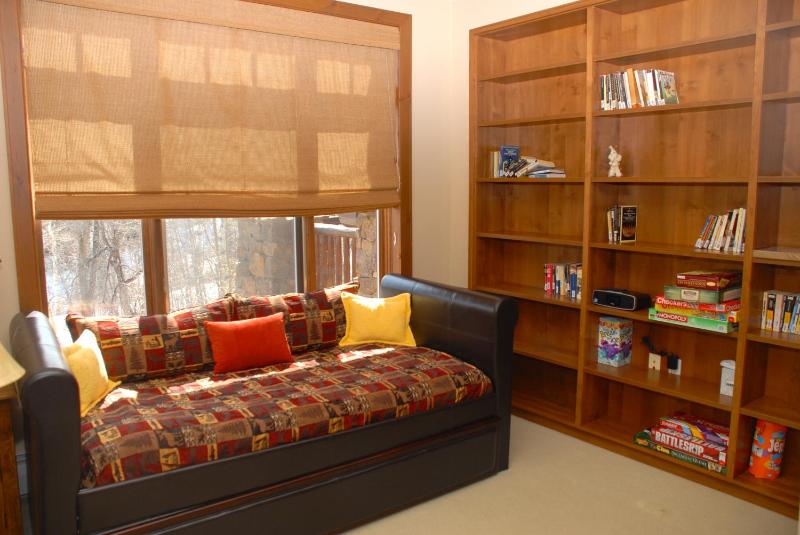 Two-Bedroom Apartment - Snow Cloud image 4